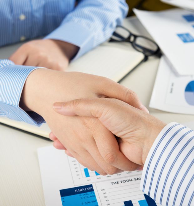 Dwie osoby podają sobie dłoń, współpraca